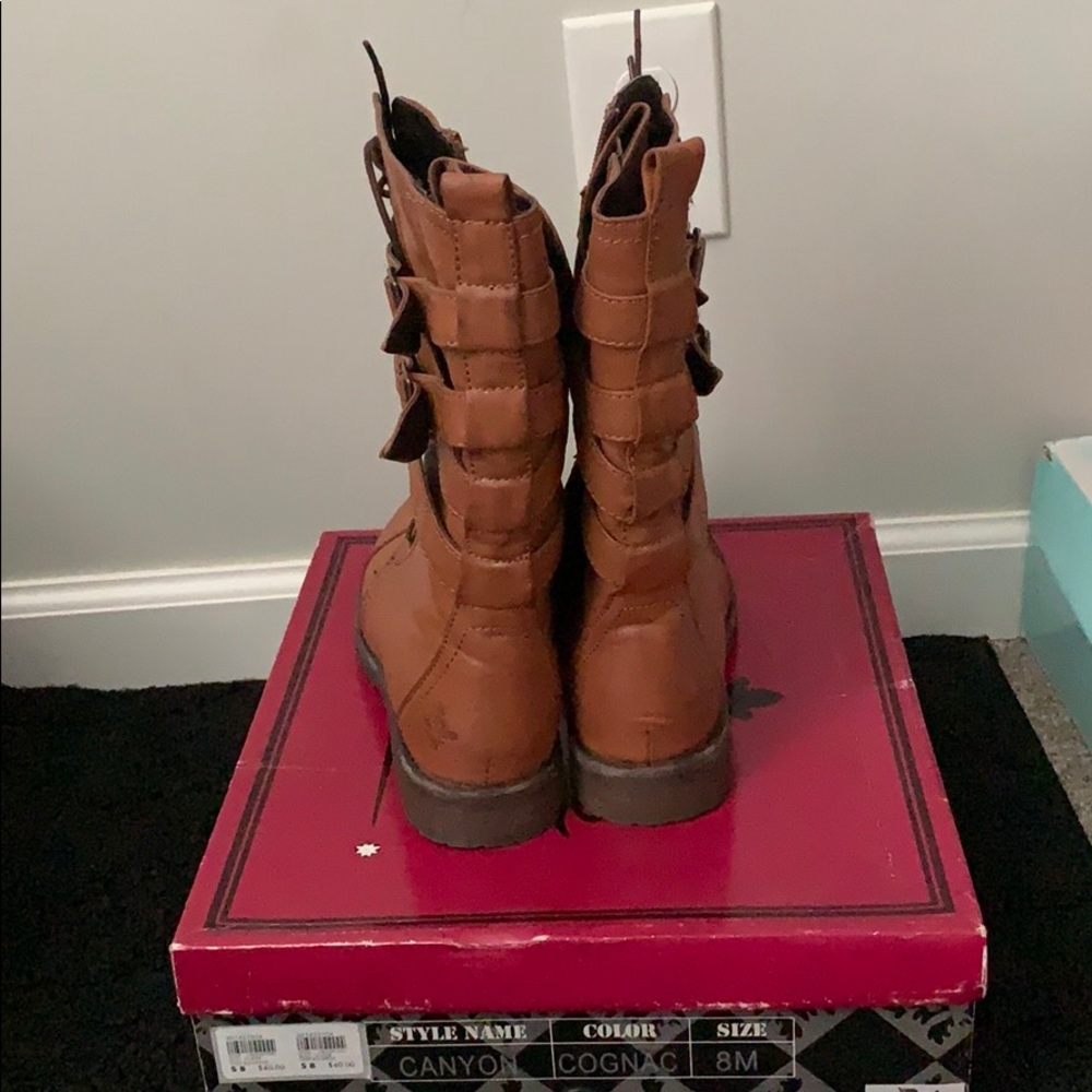 Boots - Picture 4 of 6